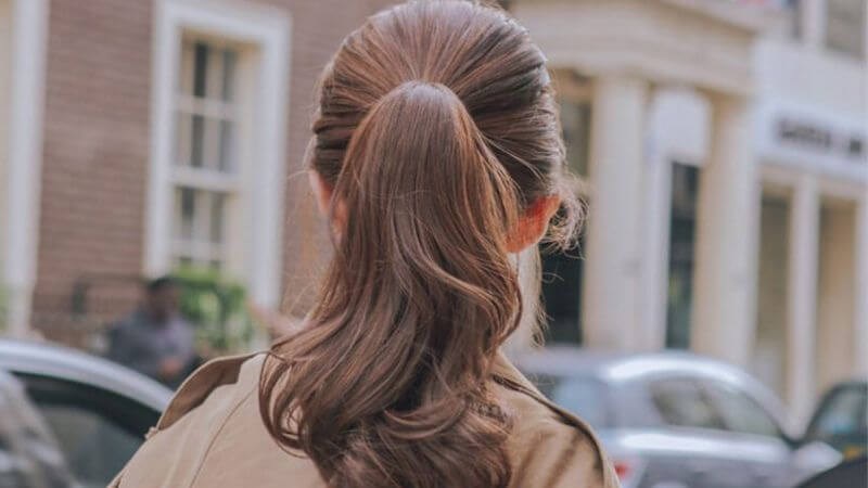 Buộc tóc gọn gàng có thể giúp bảo vệ tóc vào mùa mưa
