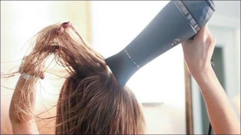 Bạn nên hạn chế sấy tóc với nhiệt độ cao để tránh tóc khô xơ, gãy rụng