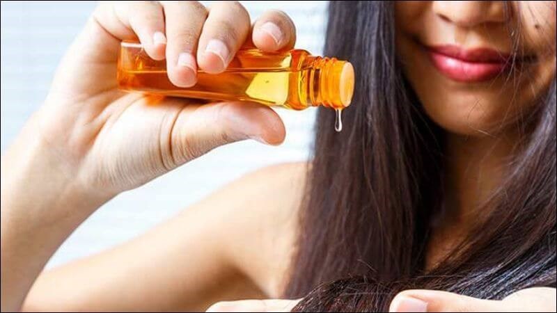 Bạn nên dưỡng tóc thường xuyên trong mùa mưa