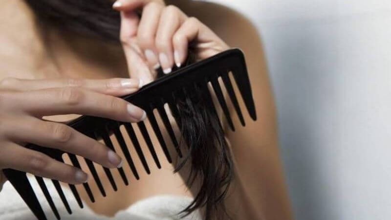 Sử dụng lược răng thưa có thể tránh làm nặng tổn thương tóc