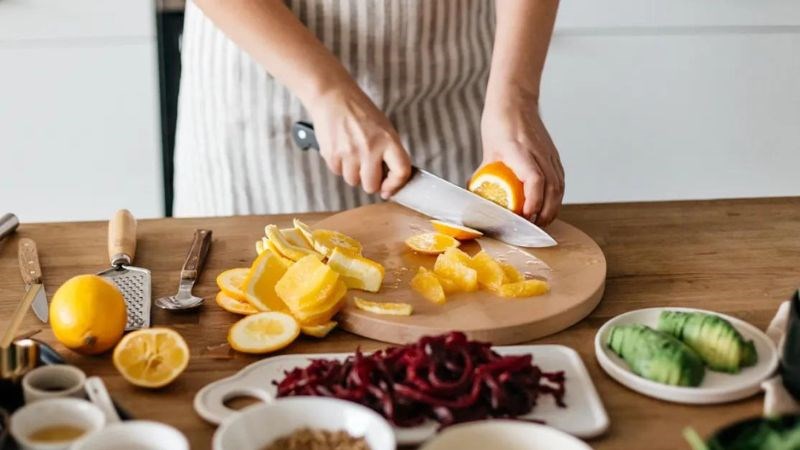 Phụ nữ cần kiểm soát lượng calo mỗi ngày để giảm cân