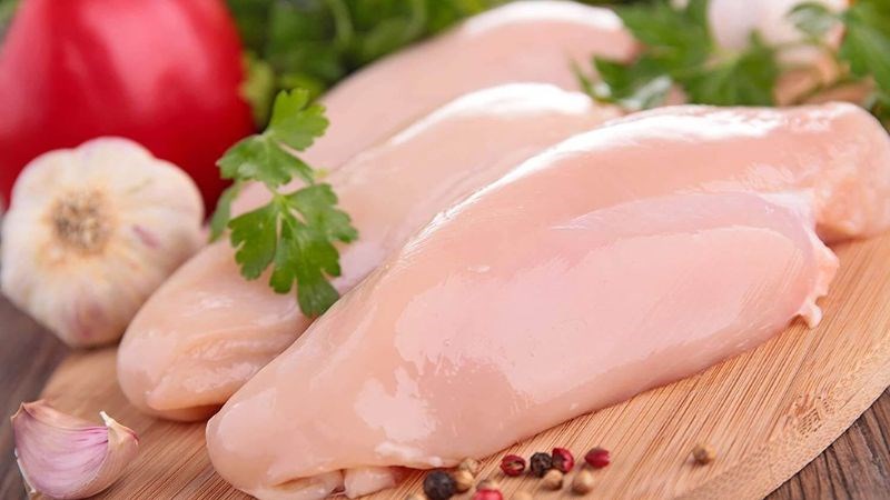Thịt ức gà có ít calo thường được dùng để giảm cân