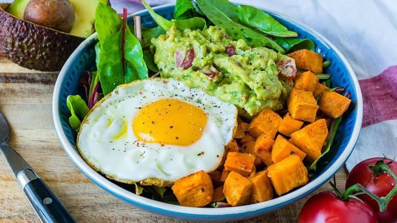 Một chế độ ăn đầy đủ dưỡng chất cho mắt cũng rất cần thiết