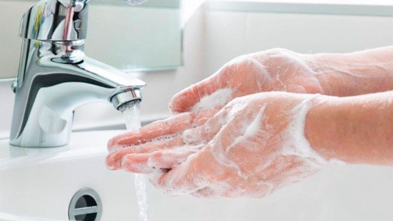 Rửa tay thường xuyên với xà phòng là một trong những biện pháp dự phòng hiệu quả