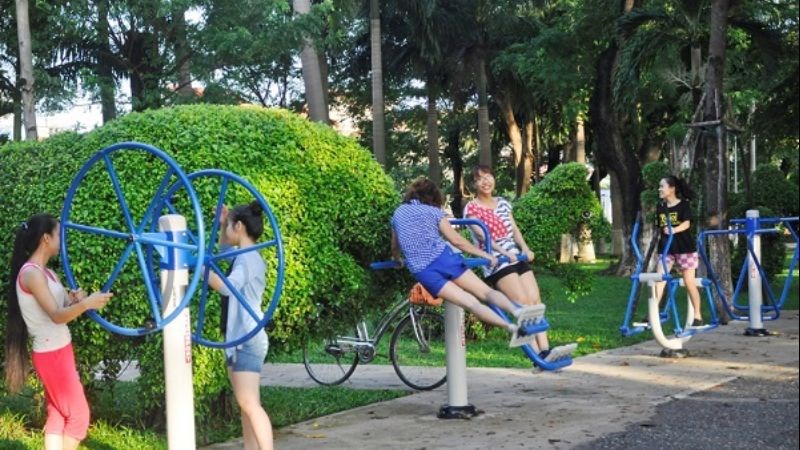 Bạn có thể trò chuyện với mọi người khi tập thể dục để cải thiện sợ nói trước đám đông