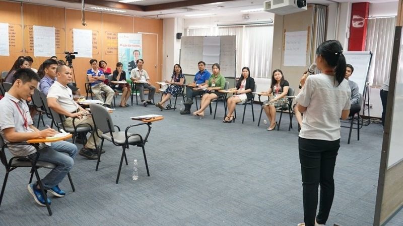 Tham gia các khóa học kĩ năng giao tiếp giúp cải thiện tình trạng sợ nói trước đám đông