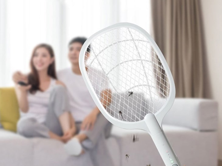 Bạn tuyệt đối không chạm vào mặt vợt sau khi ngắt điện nếu tự sửa vợt muỗi tại nhà