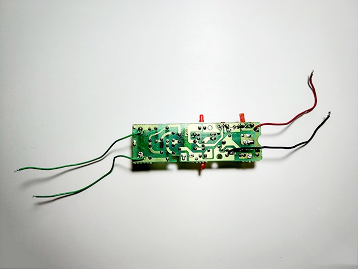 Vợt muỗi không nổ, không vào điện, nhanh hết pin là do Transistor bị hư hỏng