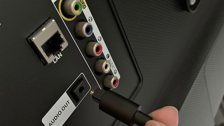 Kiểm tra chất lượng kết nối của cáp âm thanh trên tivi LG để xử lý sự cố bị mất tiếng