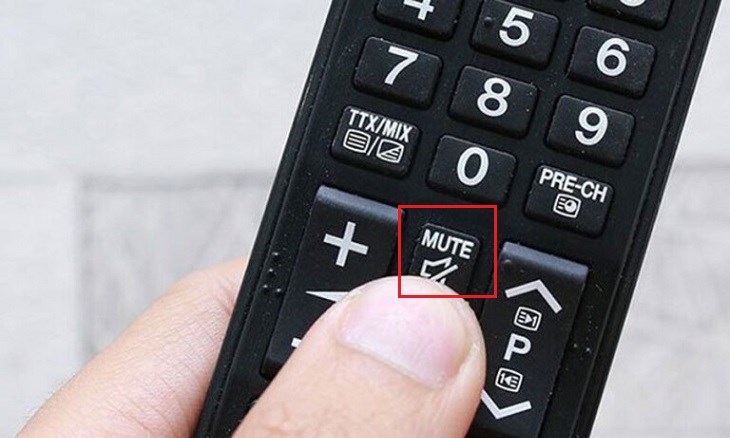 Nếu lỡ bấm nút Mute trên remote khiến tivi LG bị mất âm thanh, bạn chỉ cần bấm nút này lần nữa là tivi có thể phát lại âm thanh như bình thường