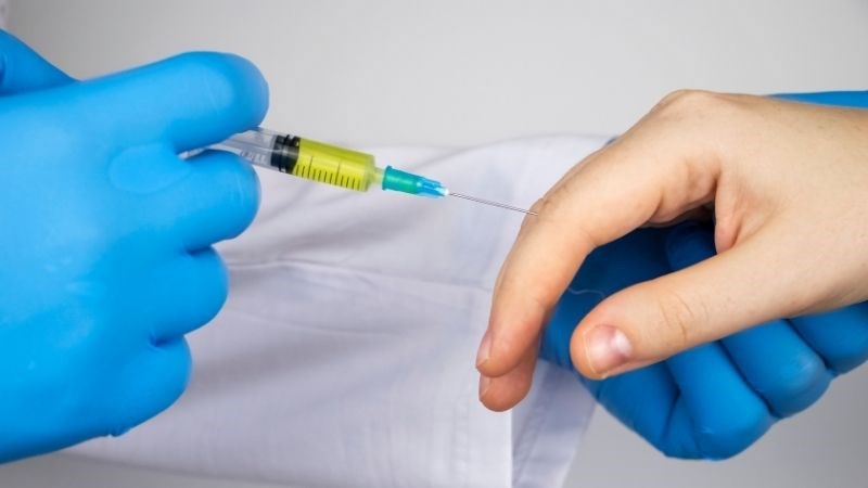 Tiêm khớp giúp giảm đau nhanh nhưng phải cân nhắc do có nhiều tác dụng phụ