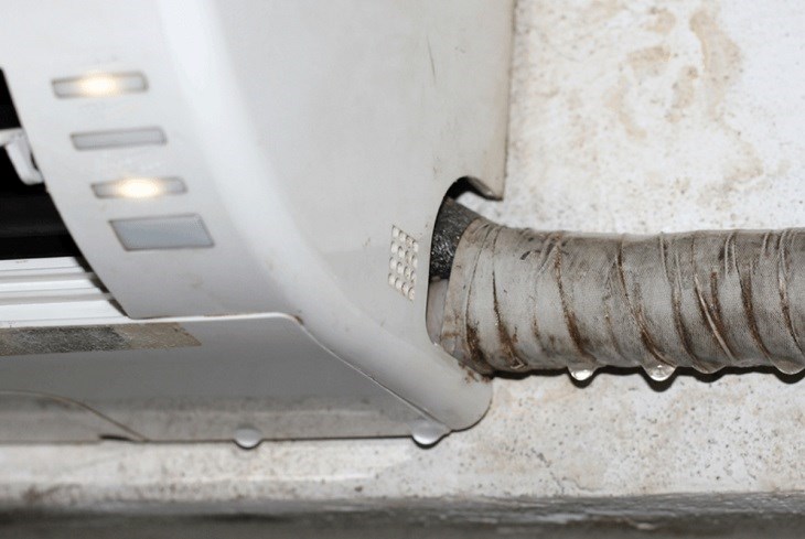 Máy lạnh Sharp bị chảy nước có thể là do đường ống thoát nước bị tắc nghẽn cần được vệ sinh nhanh chóng