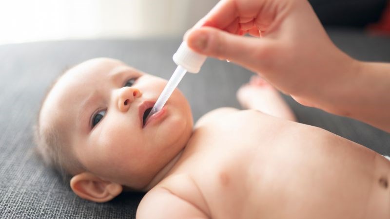 Nên cho trẻ em dùng vitamin bổ sung dạng lỏng giúp dễ uống và hấp thu Nên cho trẻ em dùng vitamin bổ sung dạng lỏng giúp dễ uống và hấp thu