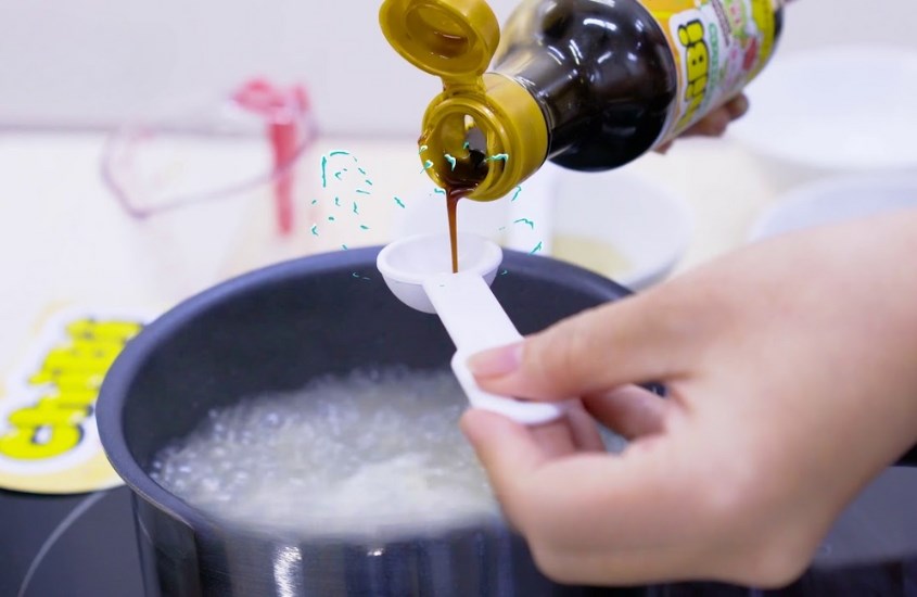 Cần bảo quản nước tương nơi thoáng mát và nên bỏ vào ngăn mát tủ lạnh sau khi sử dụng