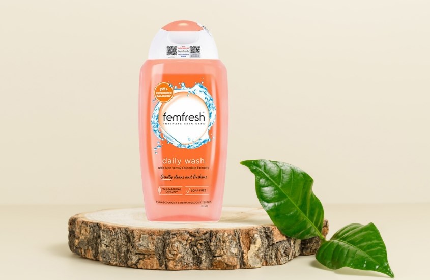 Dung dịch vệ sinh phụ nữ Femfresh Intimate Skin Care Daily Wash hương hoa cúc 250 ml