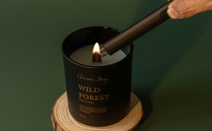 Dùng bật lửa có thiết kế dạng đầu dài sẽ giúp bạn hạn chế bị bỏng khi đốt nến thơm