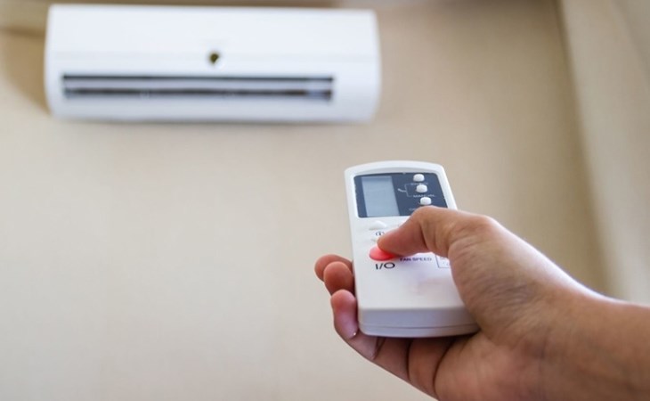 Bạn nên bật máy lạnh trước khi đốt nến để giúp nến tỏa hương hiệu quả