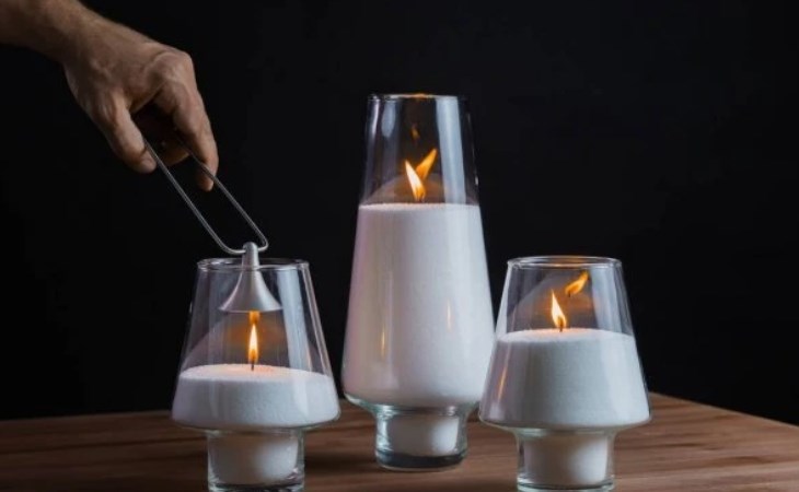 Bạn nên dùng chuông chụp nến thơm để ngăn chặn lượng khói tỏa ra khi tắt nến