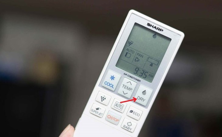 Chọn nút DRY trên remote máy lạnh để loại bỏ độ ẩm trong phòng