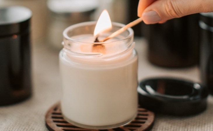 Chỉ nên đốt nến thơm trong phòng máy lạnh khoảng 20 - 30 phút để đảm bảo an toàn cho sức khỏe