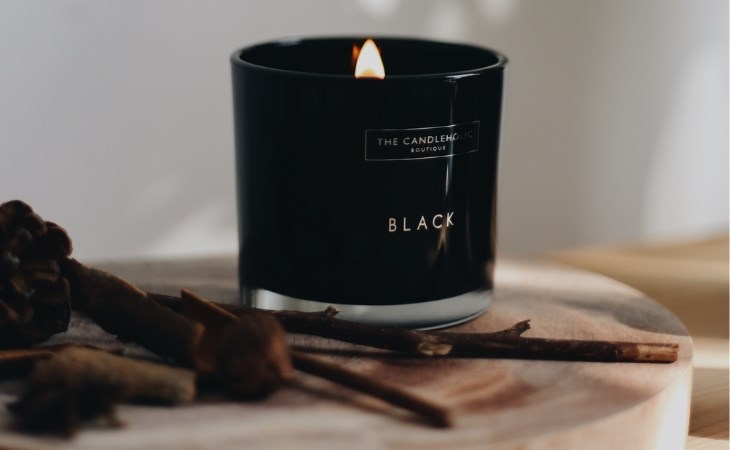 Nến có mùi gỗ sẽ mang lại cảm giác ấm áp, khô thoáng cho phòng có máy lạnh