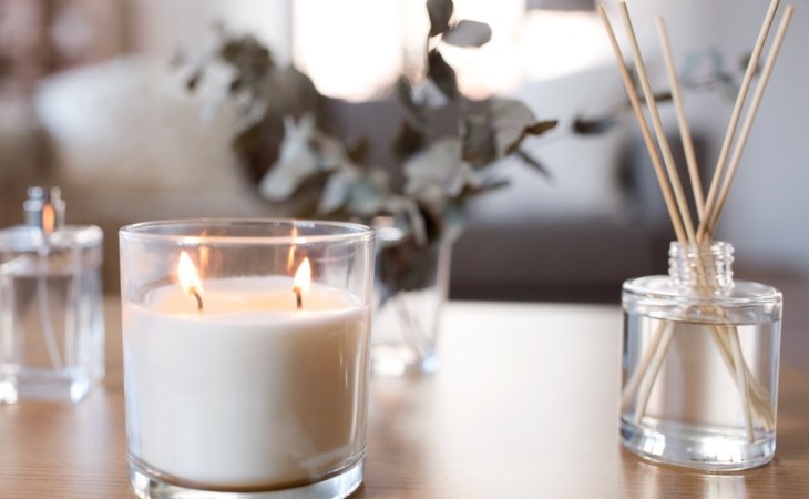 Bạn nên đặt nến ở trên bàn hoặc ở nơi không có gió để hạn chế làm tắt nến
