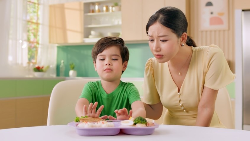 Ba mẹ không nên la mắng hay doạ nạt khi trẻ biếng ăn