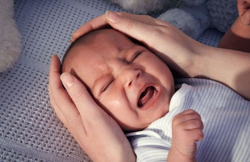 Bé bị còi xương thường có biểu hiện khó ngủ, quấy khóc