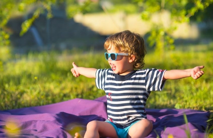 Nên cho bé tắm nắng thường xuyên để hấp thụ vitamin D và canxi