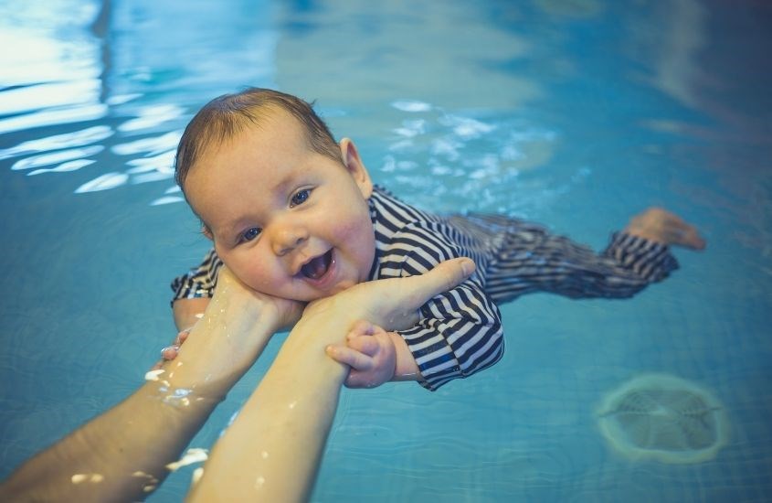 Nên cho bé tập thể dục thường xuyên để xương phát triển khoẻ mạnh