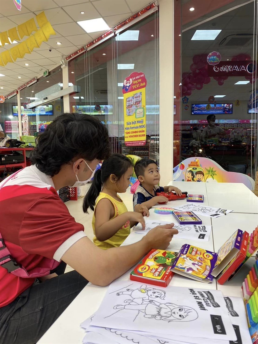 Hoạt động tô tranh tại cửa hàng AVAKids