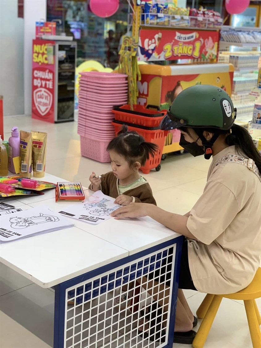 Hoạt động tô tranh tại cửa hàng AVAKids