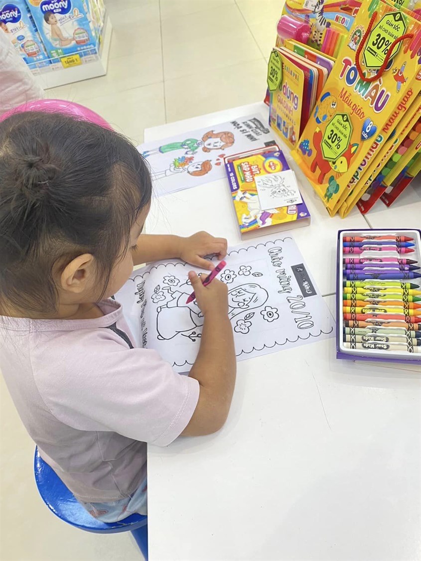 Hoạt động tô tranh tại cửa hàng AVAKids