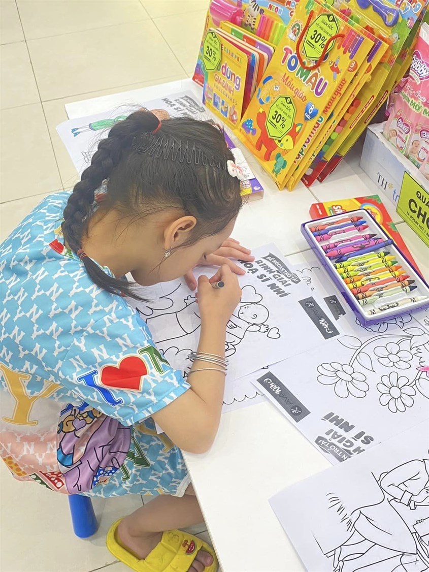 Hoạt động tô tranh tại cửa hàng AVAKids