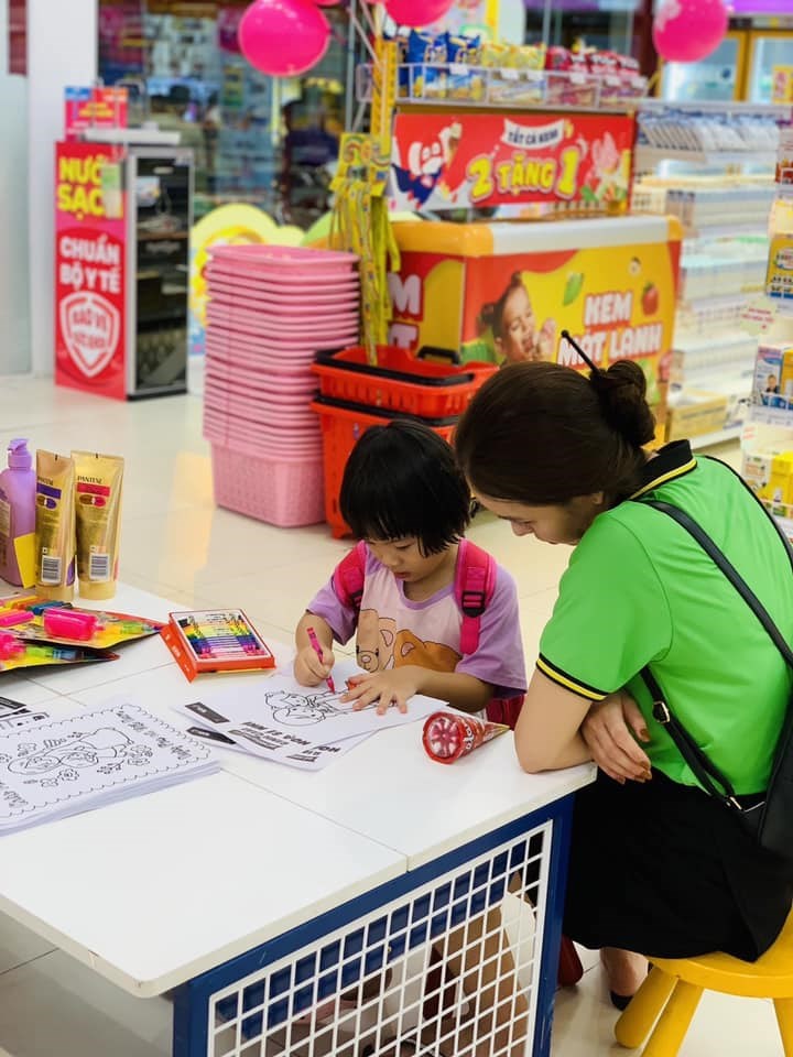 Hoạt động tô tranh tại cửa hàng AVAKids