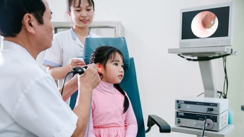 Bác sĩ sẽ kiểm tra tình trạng của màng nhĩ để đưa ra chẩn đoán