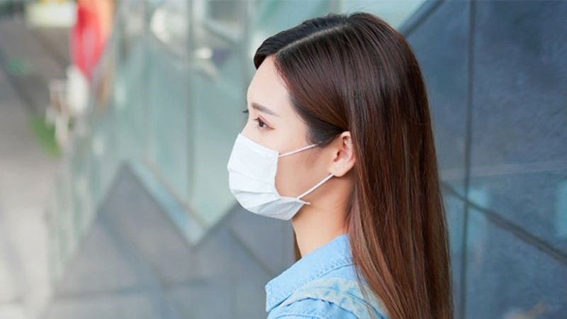 Đeo khẩu trang để tránh những tác nhân gây ra nghẹt mũi