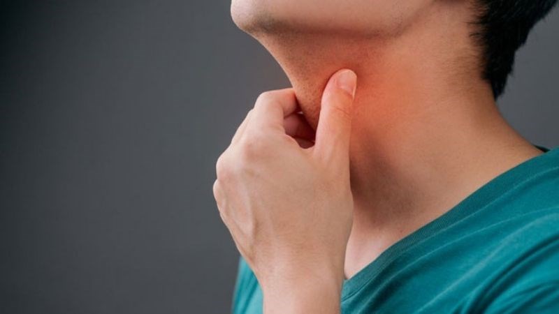 Khi xuất hiện nghẹt mũi kèm đau họng nên đến các cơ sở y tế để được thăm khám