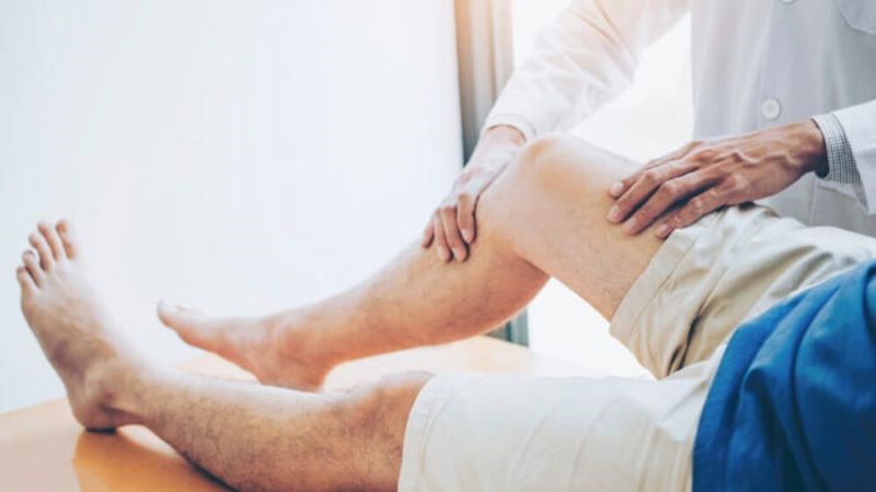 Bác sĩ thăm khám khớp giúp đánh giá chính xác tình trạng của bệnh nhân