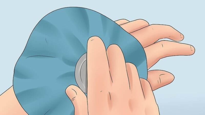 Chườm lạnh để giảm tình trạng sưng tại gân