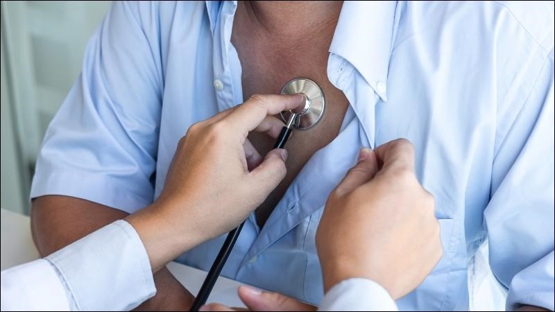 Thăm khám người bệnh viêm màng ngoài tim nghe tiếng cọ màng tim