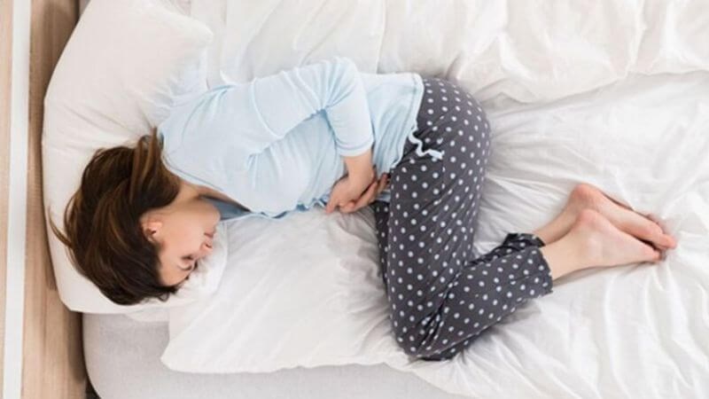 Đau bụng là một trong những dấu hiệu của viêm ruột