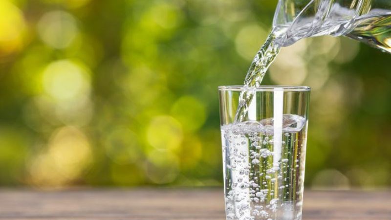 Uống đủ 2 lít nước mỗi ngày để giúp hệ tiêu hóa hoạt động hiệu quả