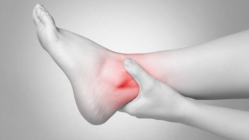 Bong mắt cá chân có thể gây nên đỏ vùng mắt cá chân