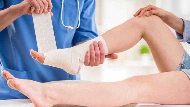 Cố định mắt cá chân để hạn chế vận động
