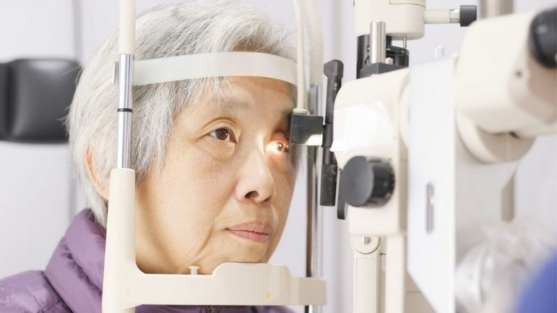 Soi đáy mắt để xác định nguyên nhân gây nhìn mờ từ mắt