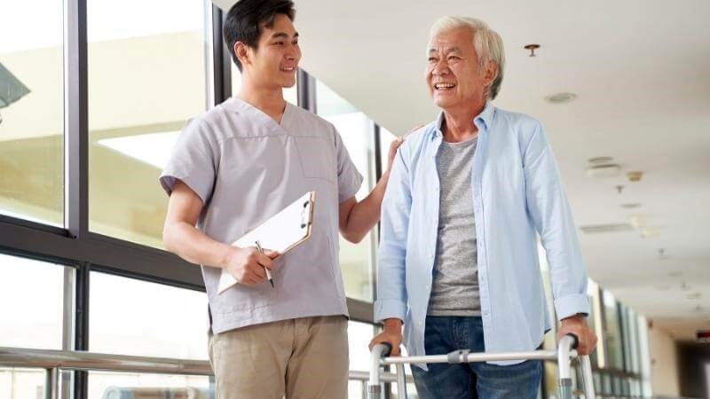 Nghỉ ngơi, hạn chế vận động và tập các bài luyện tập chuyên biệt được xem là có tác động tích cực trong quá trình điều trị hoại tử vô mạch