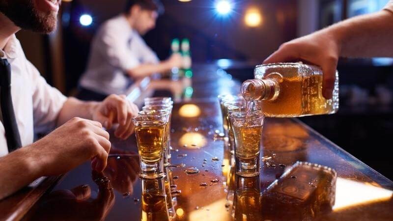 Uống quá nhiều rượu bia là một trong những yếu tố nguy cơ gây hoại tử vô mạch
