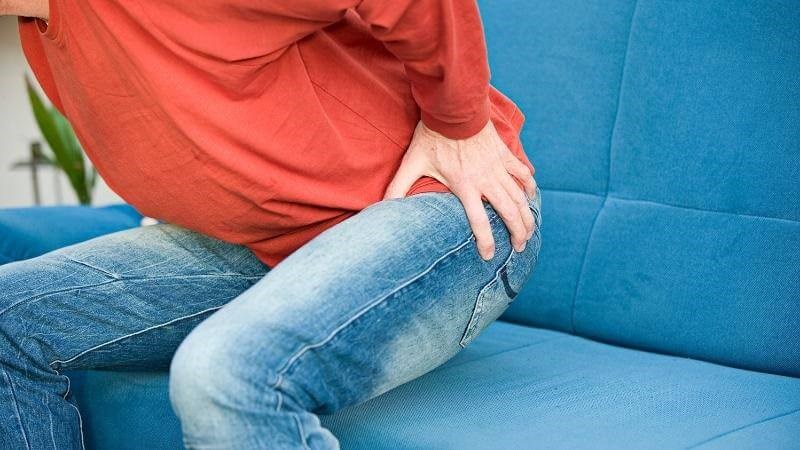 Khi bệnh trở nên nghiêm trọng hơn, bệnh nhân có thể cảm thấy đau vùng háng hoặc vùng gối khi vận động
