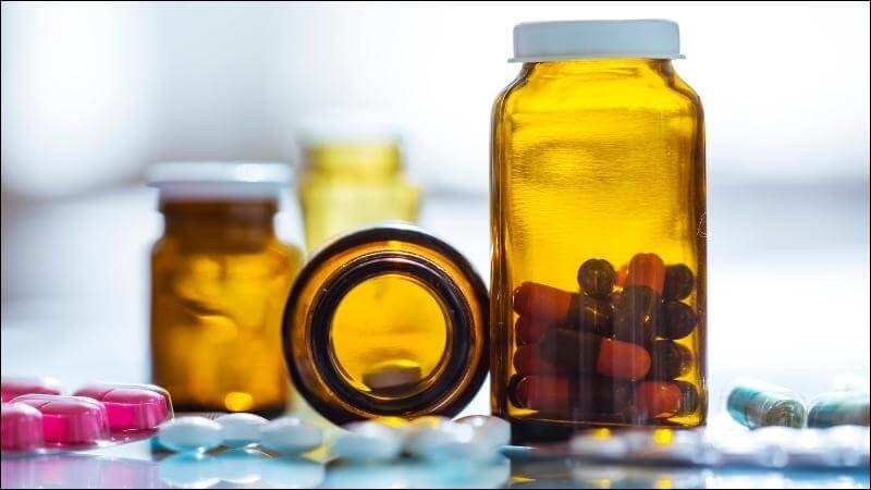 Trong giai đoạn đầu của hoại tử vô mạch, một số loại thuốc như NSAIDs có thể dùng để giảm bớt triệu chứng đau nhức